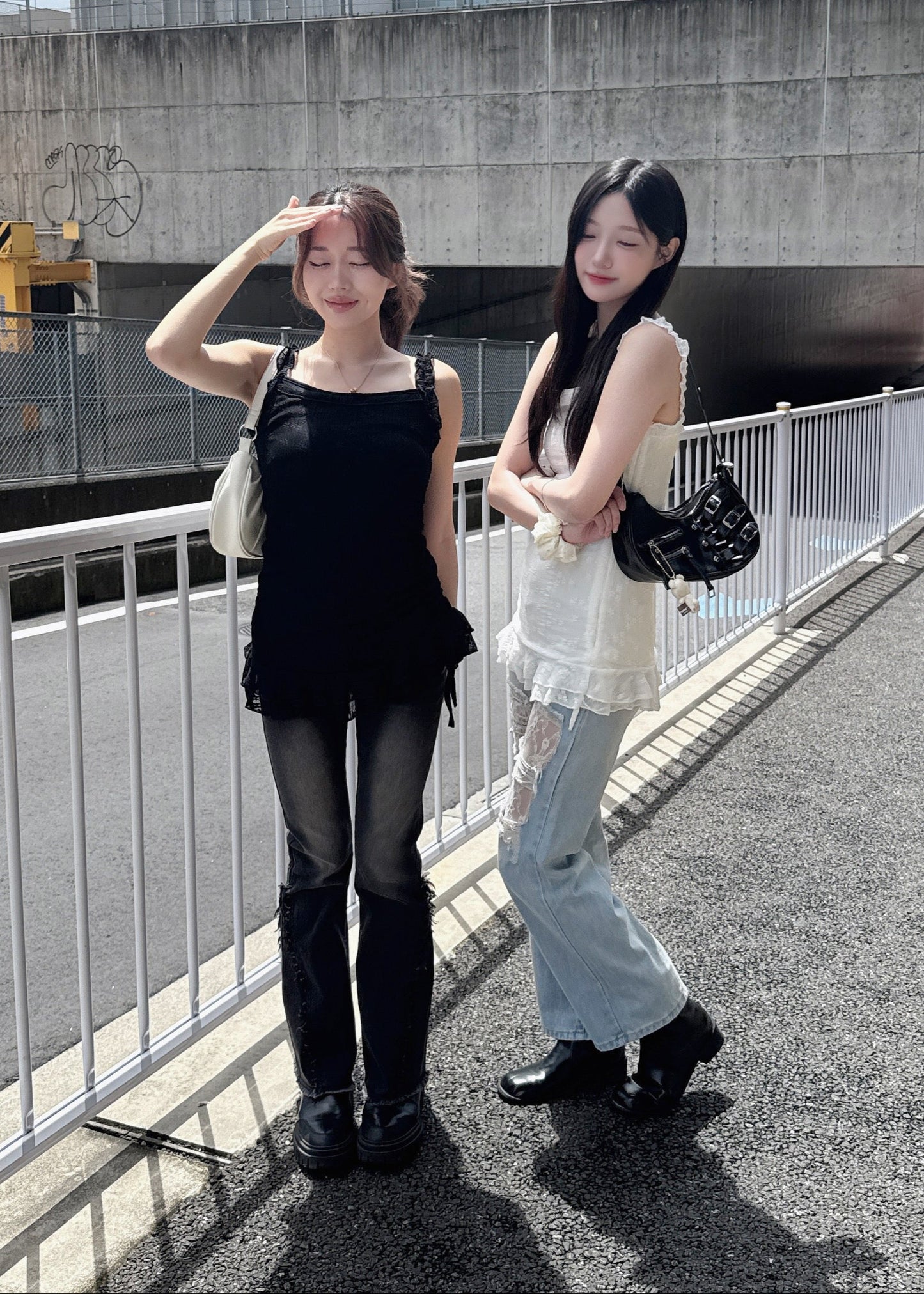 ラッフルキャミブラックトップス