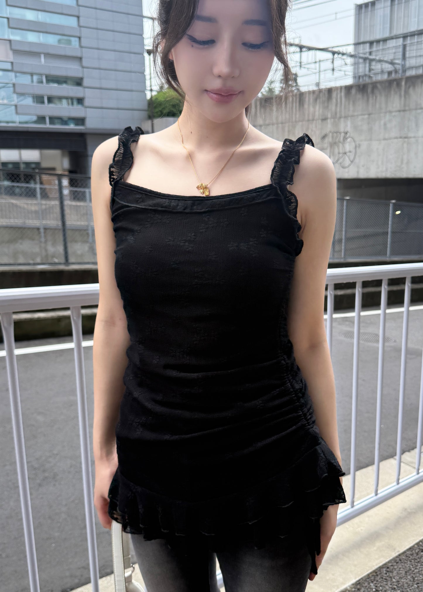 ラッフルキャミブラックトップス