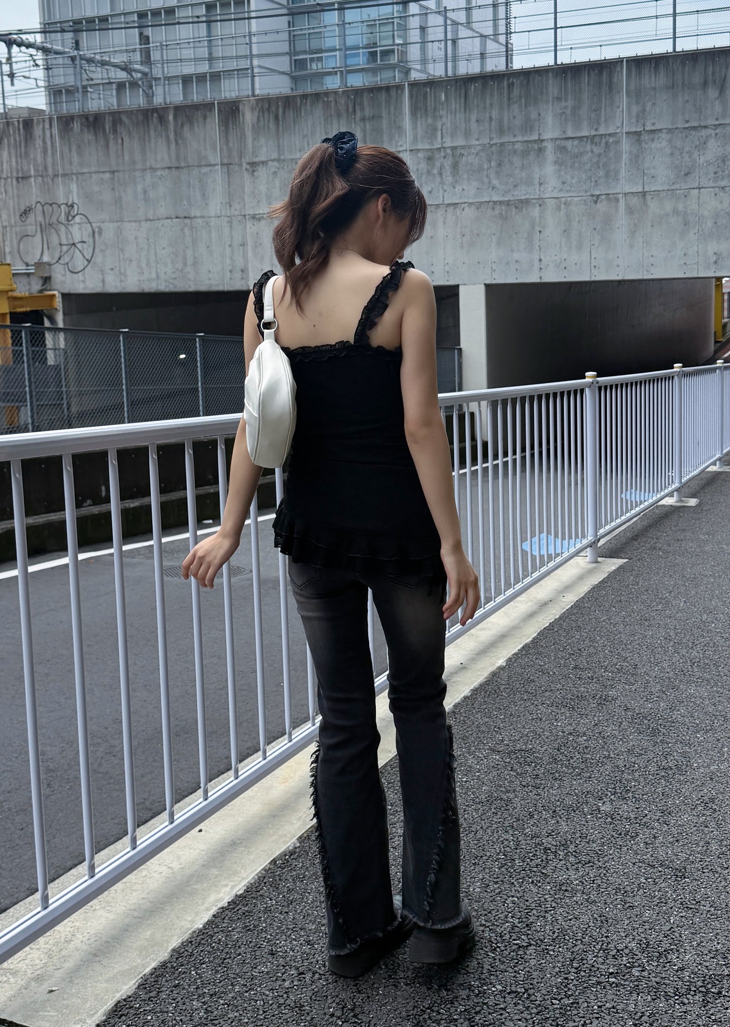 ラッフルキャミブラックトップス