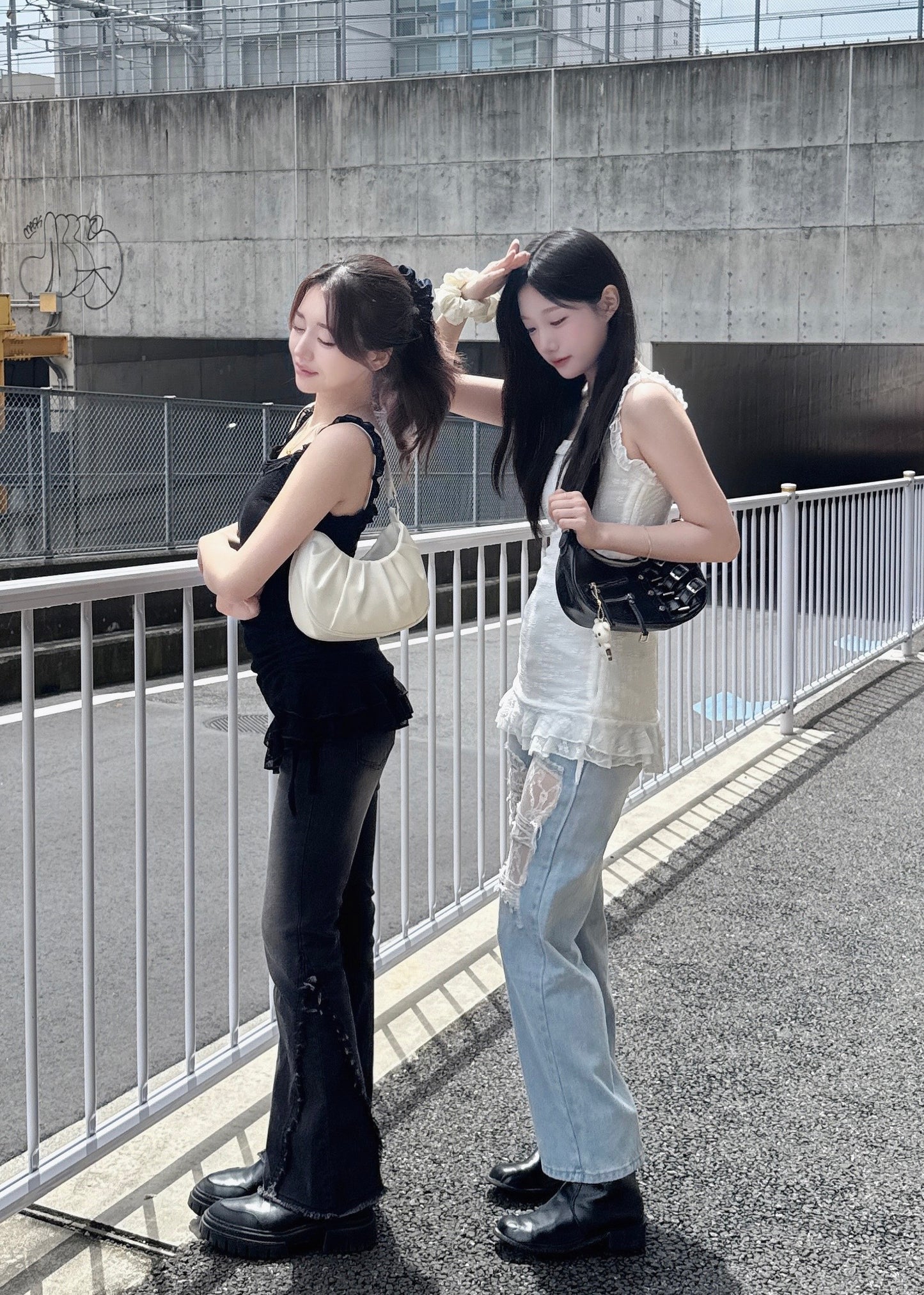 ラッフルキャミブラックトップス