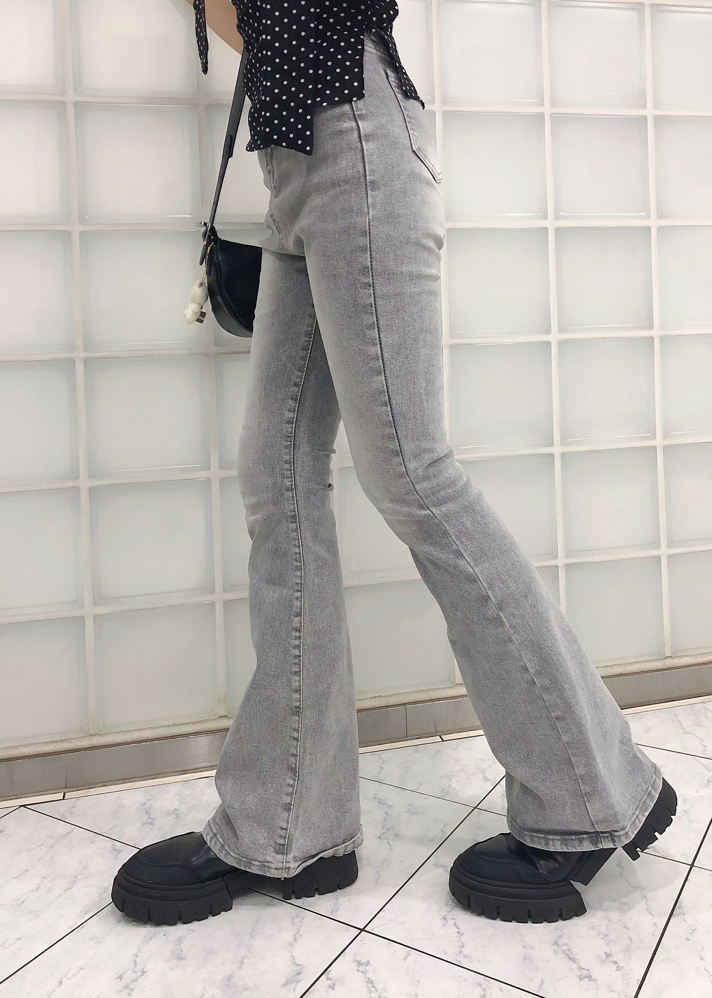 スモークグレーセミフレアパンツ